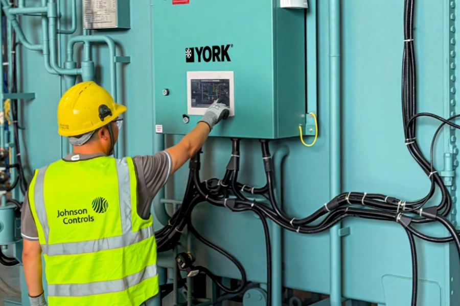 Сотрудник Johnson Controls и чиллер York Сотрудник Johnson Controls и чиллер York